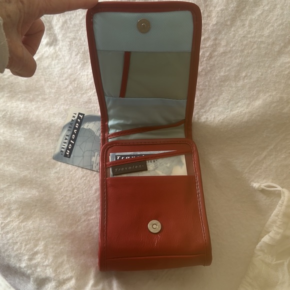 Travel on travel easier Crossbody zippered bag in red from 2008 never used - Picture 4 of 7